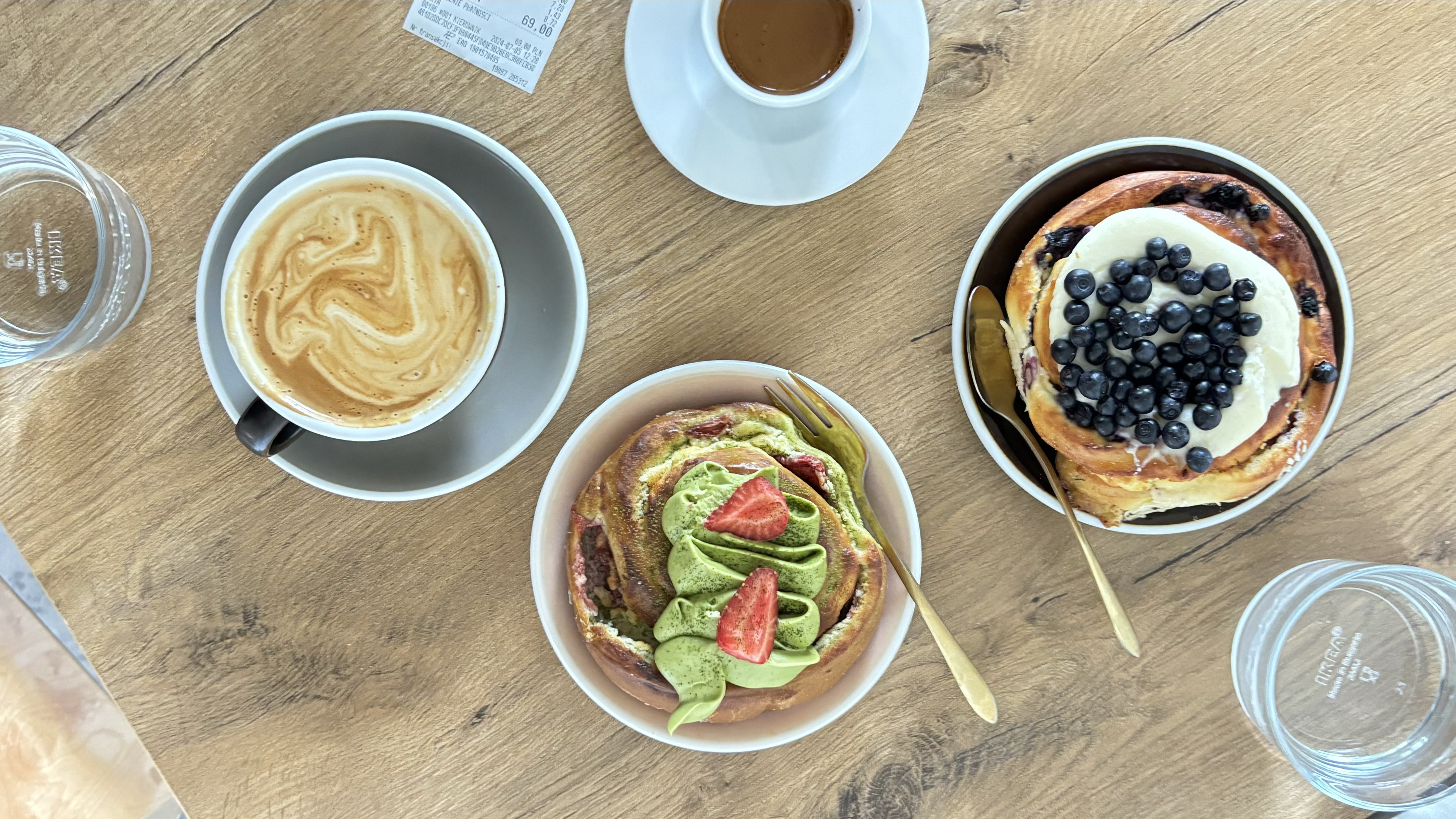 Kawiarnia Warszawa Cafe Doza - Wypieki Bułka z jagodami i bułka matcha