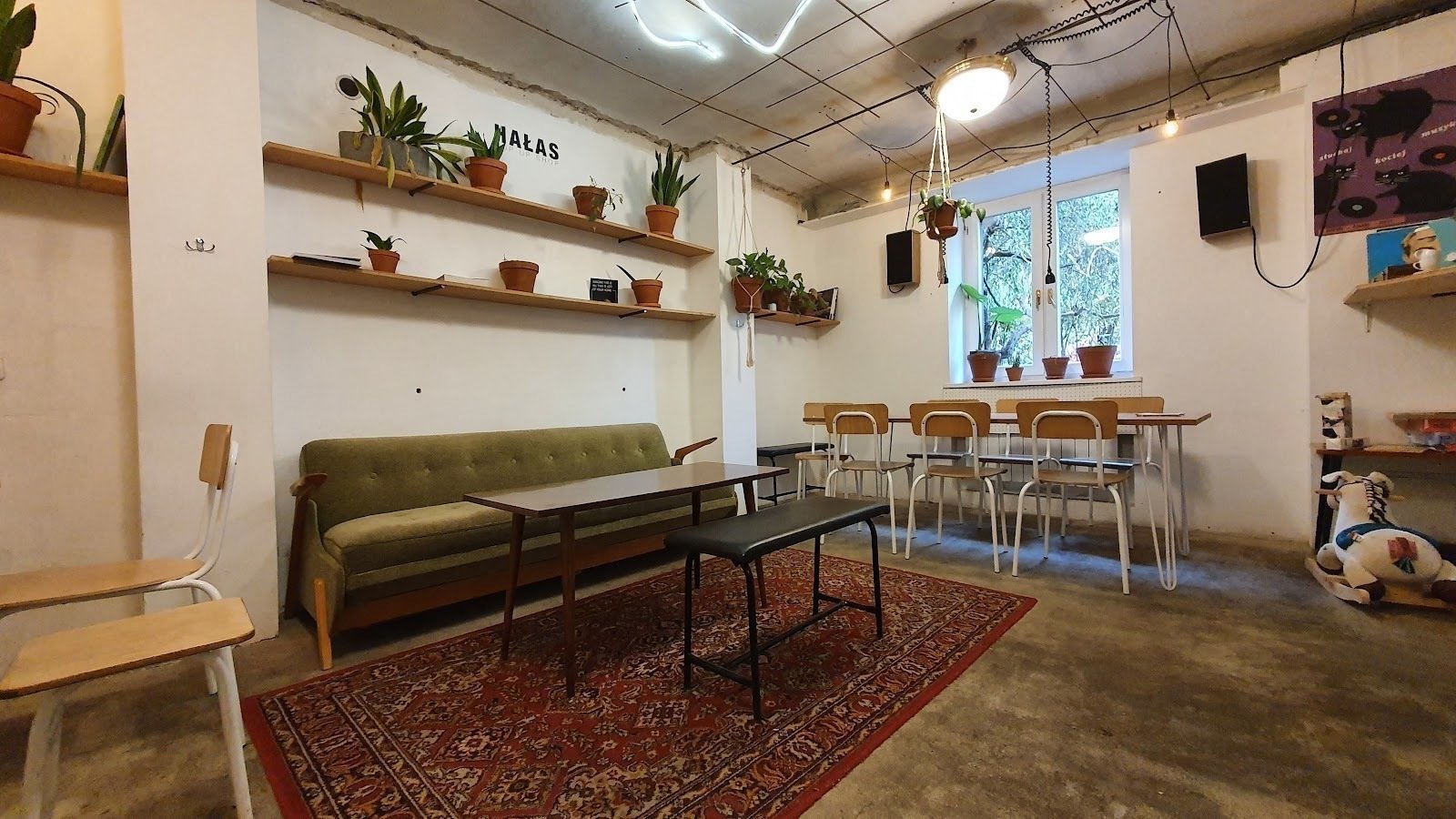 Wnętrze — HAŁAS Coffee + Vinyl
