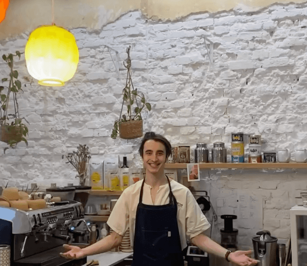 Jan Hrynkiewicz – aktor, odkrył magię kawy. Dlaczego barista to też rola życia?