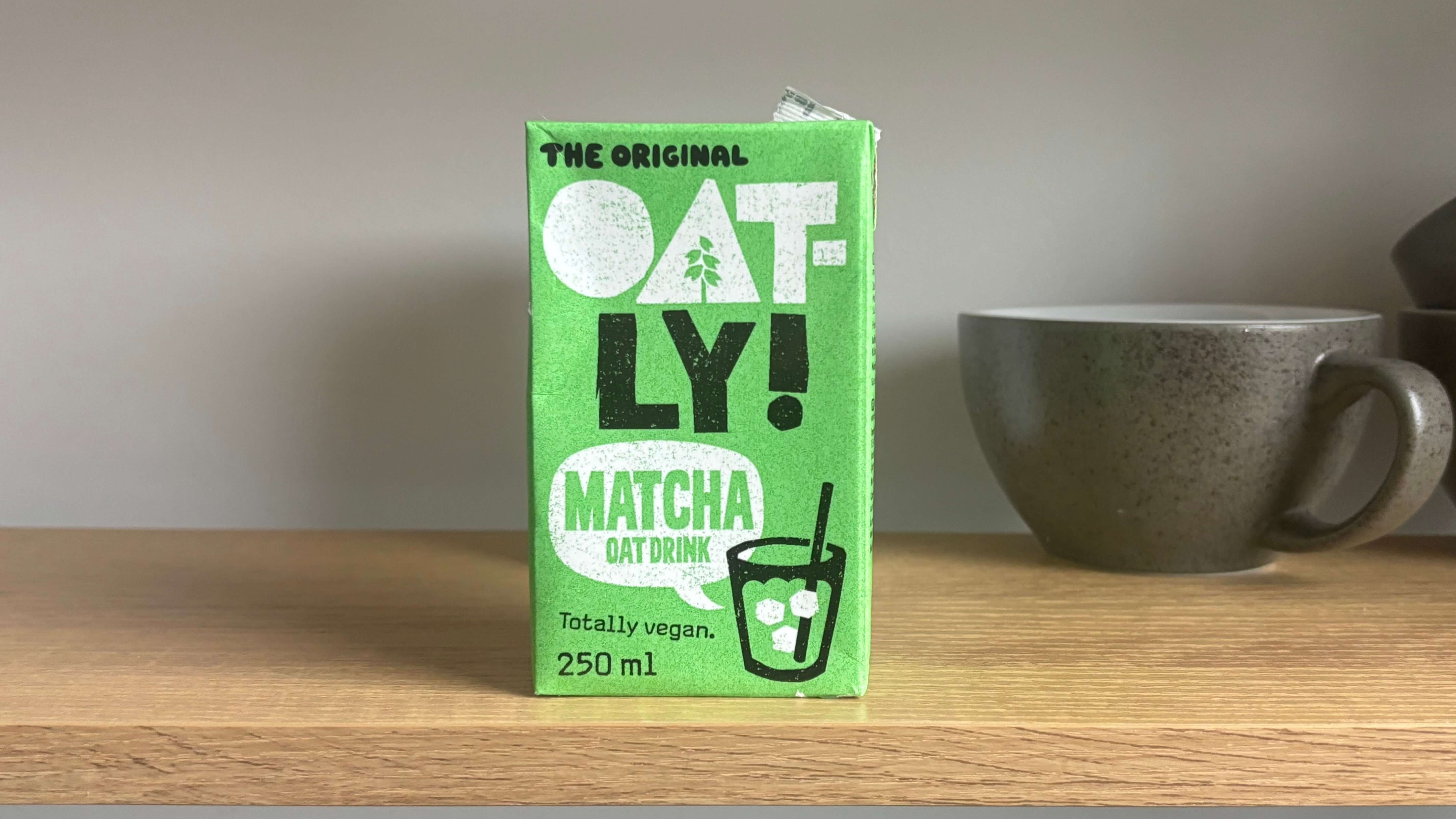 Matcha Oatly w kartonie – gdzie kupić, ile kosztuje i jak smakuje?